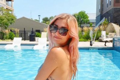 Influenciadora que vira cerveja em poucos segundos se torna ícone do Aberto dos Estados Unidos