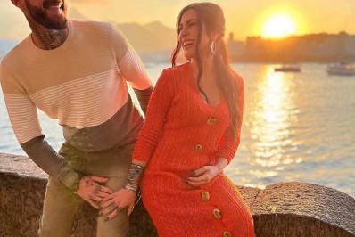 Cleo posa com o marido e mão na barriga chama a atenção: 'Grávidos?'