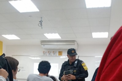 Policiais militares revistam alunos e salas de aula após ameaça de massacre