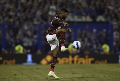 'Há times interessados no Brasil e no exterior, mas não vamos definir nada no momento, nem fazer leilão', diz empresário de Rodinei, que está de saída do Flamengo