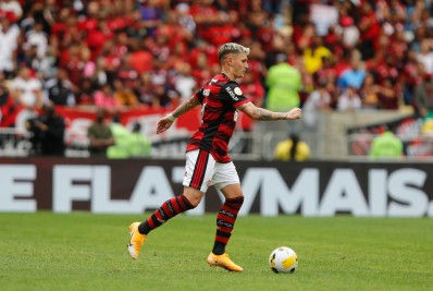 Varela destaca Flamengo vivo na briga pelo título do Brasileirão: 'Ainda falta muito'