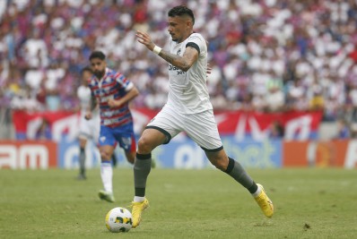 Luís Roberto elogia estreia de Tiquinho Soares e compara camisa nove com Erison