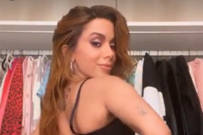 Anitta aposta em calça com transparência no bumbum para curtir noitada nos Estados Unidos