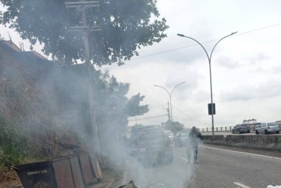 Moradores interditam autoestrada durante operação no Complexo do Lins
