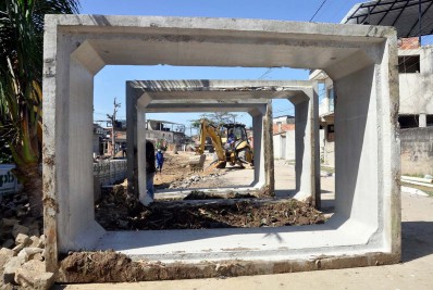 Canalização de valão promete fim de esgoto a céu aberto em Magé