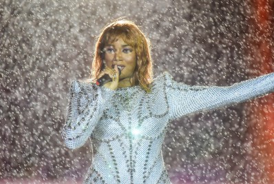 Iza emociona ao levar a mãe ao Palco Mundo do Rock in Rio