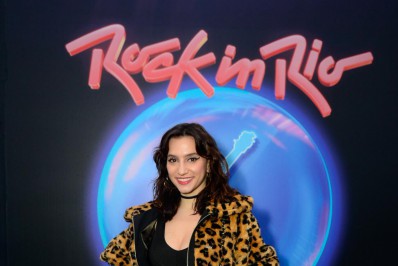 Que susto! Lorena Comparato se envolve em acidente de trânsito antes do Rock in Rio