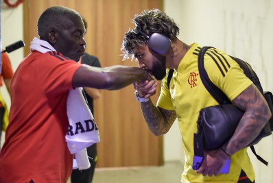 Flamengo confirma quadro de Seu Denir, que passará por cirurgia