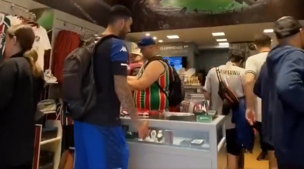 Vídeo: Torcedores do Vélez lotam loja do Fluminense no Rio de Janeiro