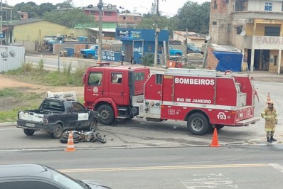 Acidente entre carro e moto deixa feridos na RJ-106 em Cabo Frio