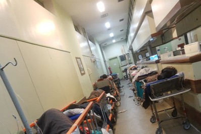 Vídeo: imagens mostram corredores lotados de macas e pacientes no Hospital Lourenço Jorge