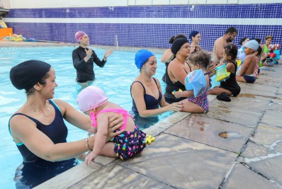 Aulas de natação para bebês têm início em São João de Meriti