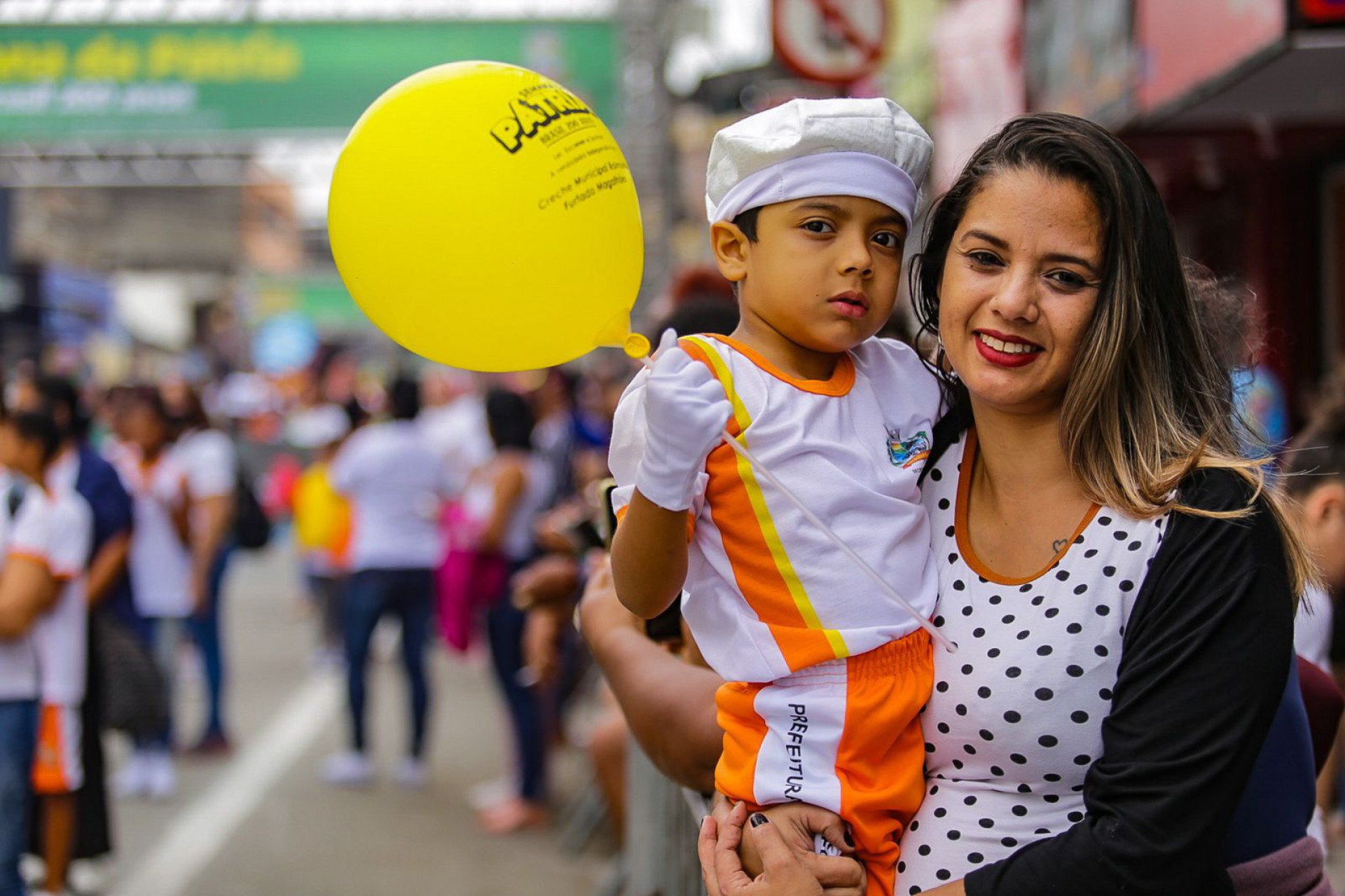 Daiane Silva acompanhou o filho Enzo no desfile c&iacute;vico e destacou a organiza&ccedil;&atilde;o - Rafael Barreto / PMBR