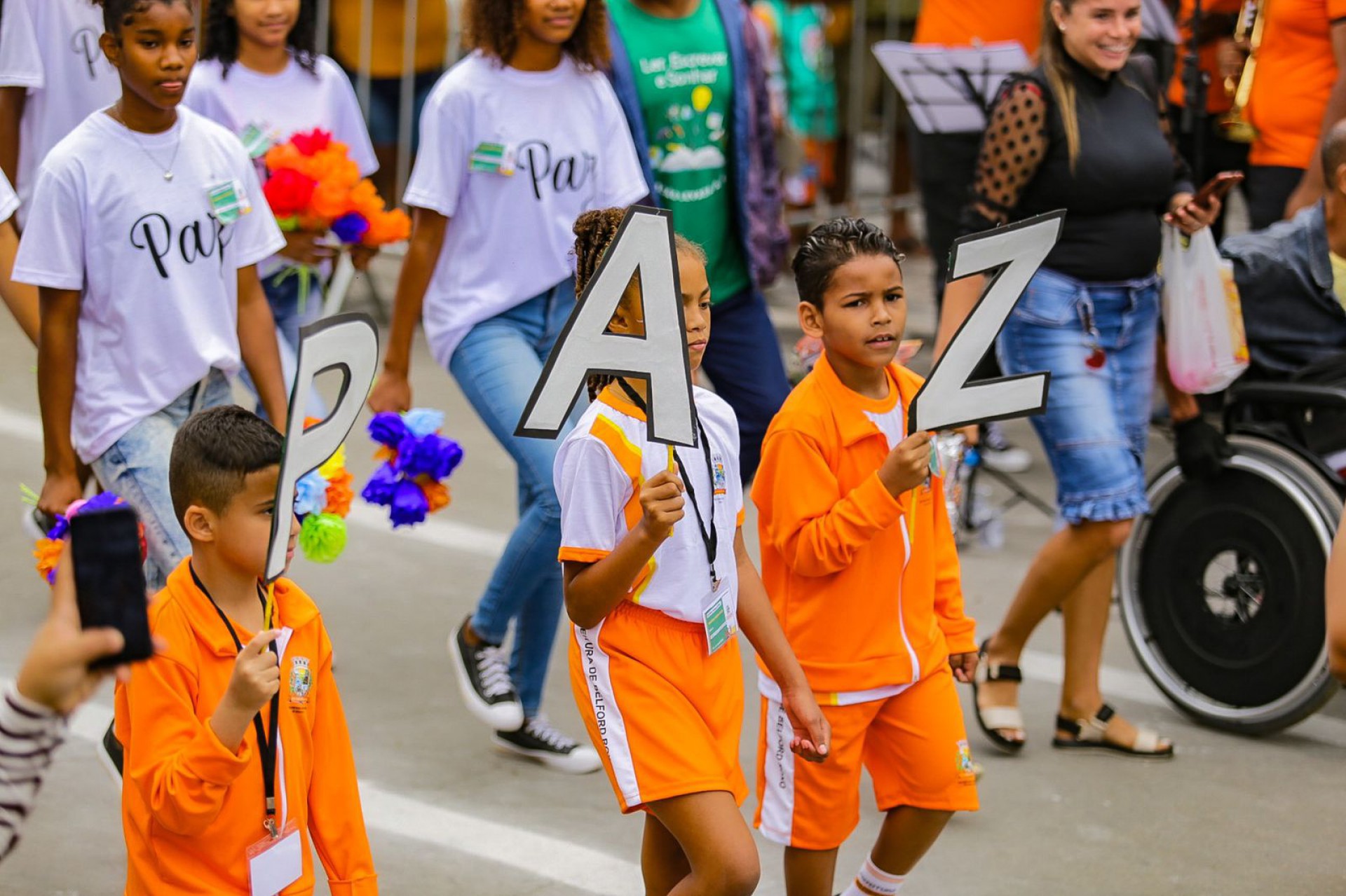Alunos levaram para o desfile um pedido de paz para o mundo paz - Rafael Barreto / PMBR