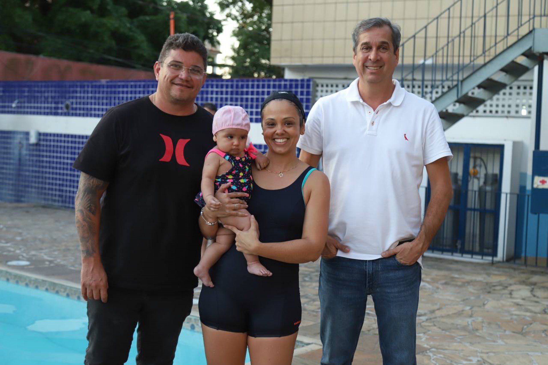 Da esquerda para a direita: Dinho Meriti, secretário de Esporte e Lazer;  Aline e sua filha Helena e José Carlos, secretário de Educação - Deborah Vitória