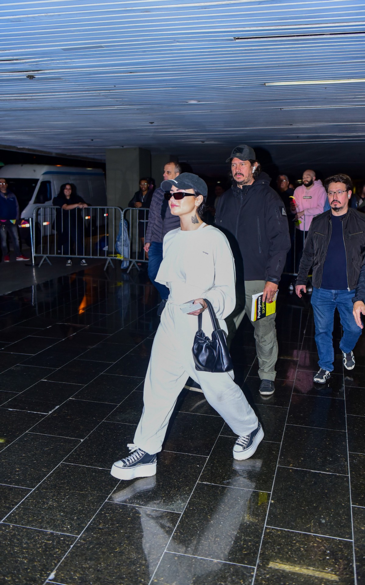 Demi Lovato embarca no aeroporto do Gale&atilde;o, na Ilha do Governador