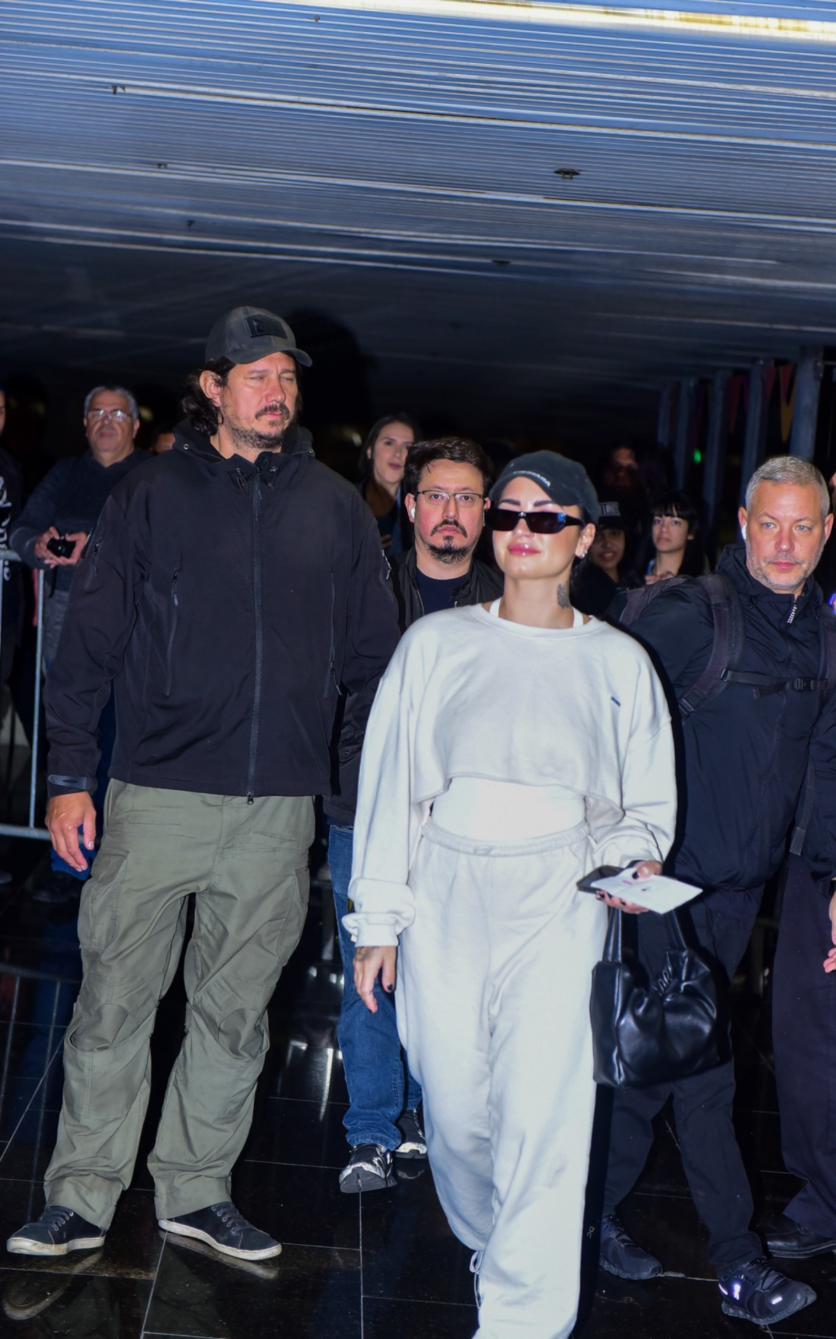 Demi Lovato embarca no aeroporto do Gale&atilde;o, na Ilha do Governador