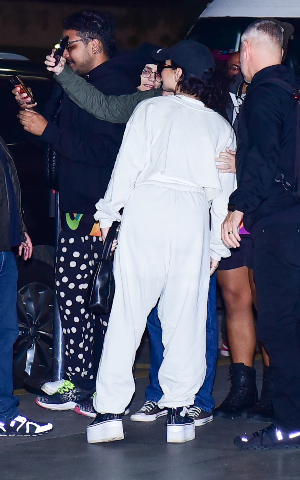 Demi Lovato embarca no aeroporto do Gale&atilde;o, na Ilha do Governador