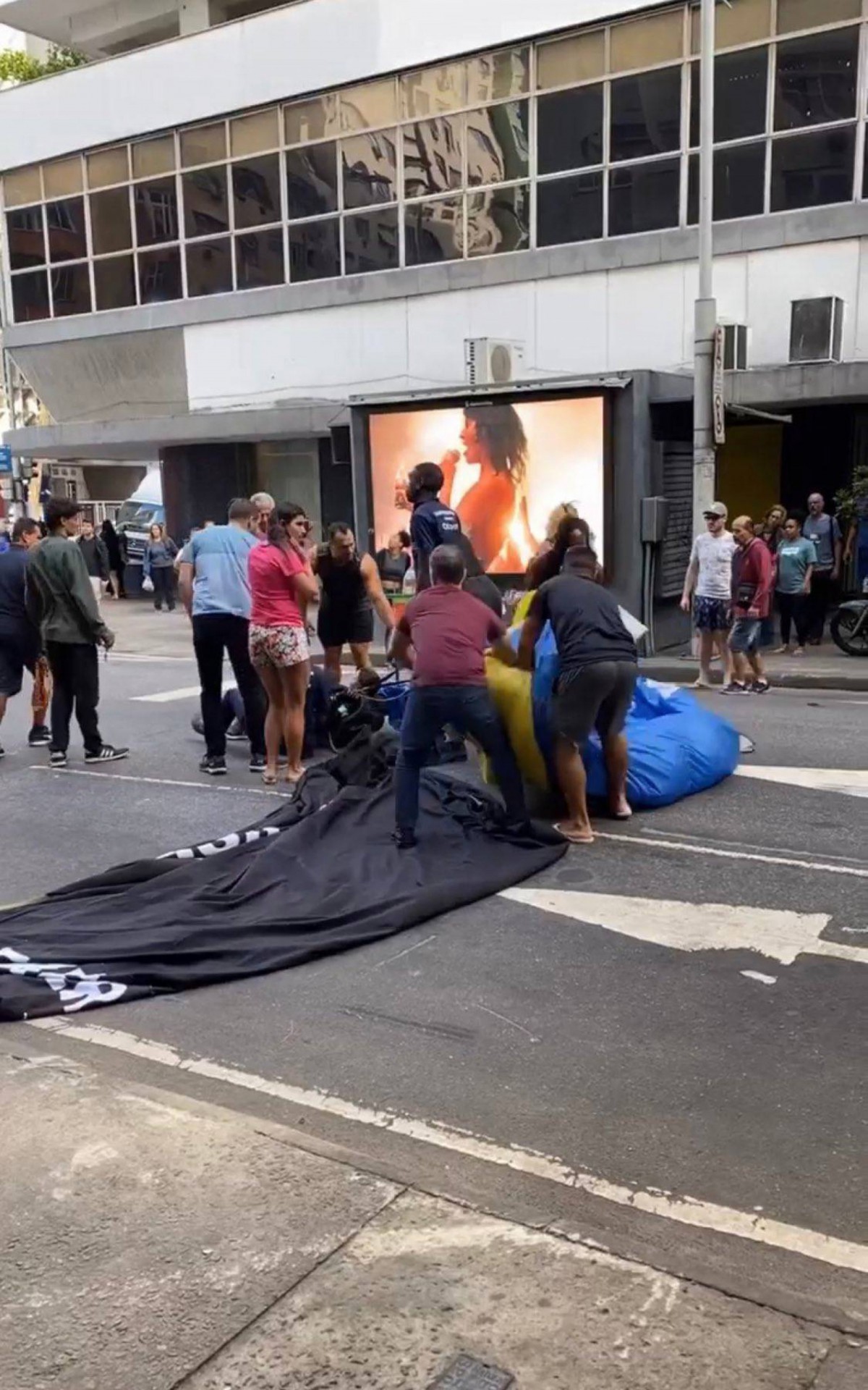 Os três paraquedistas caíram durante a tarde. Eles carregavam uma bandeira preta com brasão do exército e paraquedas nas cores do Brasil - Rede Social