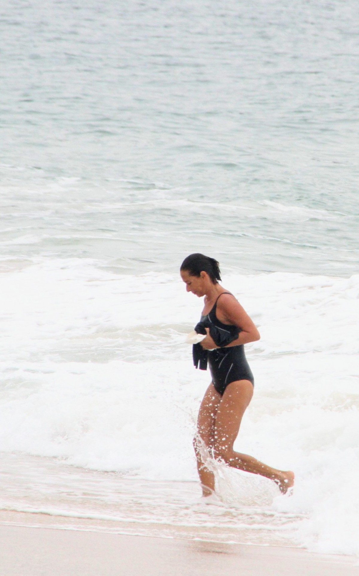 Andrea Beltr&atilde;o se exercita em praia do Rio