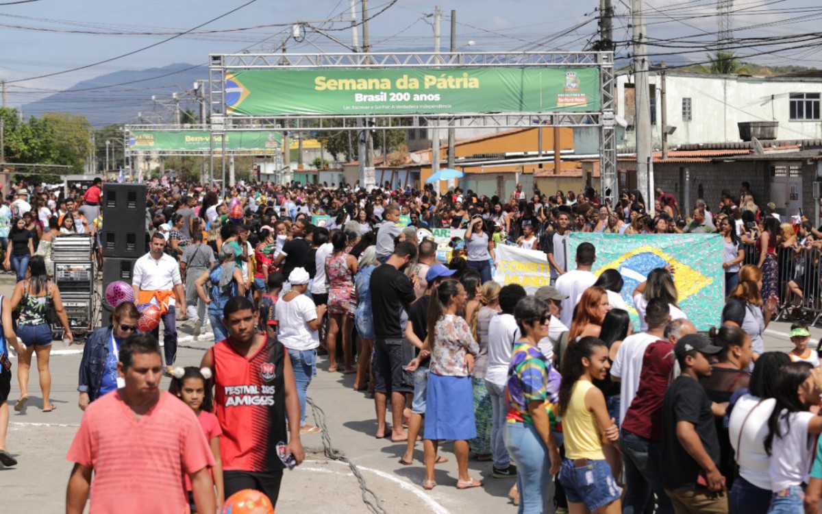O desfile c&iacute;vico das escolas atraiu grande presen&ccedil;a de p&uacute;blico no bairro Sargento Roncalli