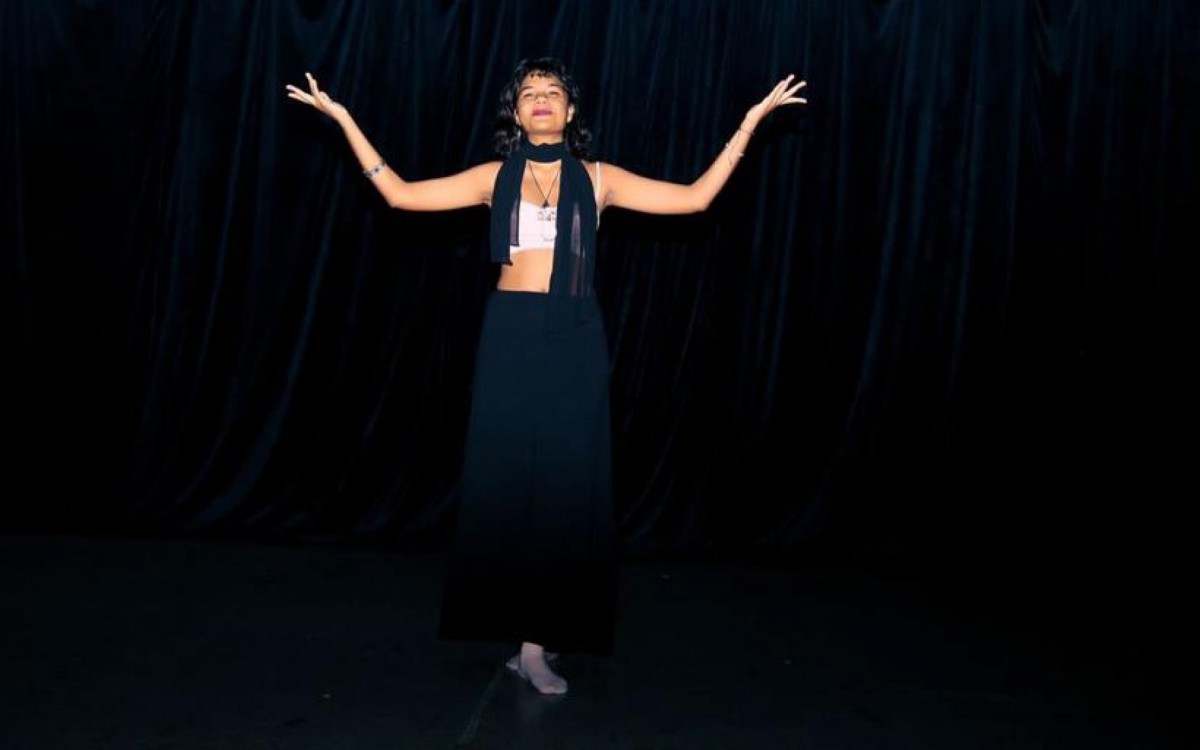 Larissa Costa teve sua identifica&ccedil;&atilde;o com o teatro em 2015, quando seu professor de hist&oacute;ria, ap&oacute;s uma apresenta&ccedil;&atilde;o, sugeriu que entrasse para o teatro