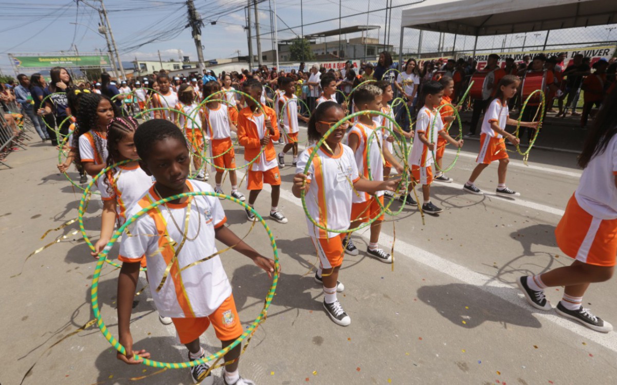 O Desfile C&iacute;vico no bairro Sargento Roncalli foi o pen&uacute;ltimo dia em homenagem &agrave; Semana da P&aacute;tria com o tema "Brasil 200 Anos - Ler, Escrever e Sonhar: a Verdadeira Independ&ecirc;ncia"