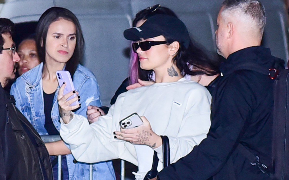Demi Lovato embarca no aeroporto do Gale&atilde;o, na Ilha do Governador