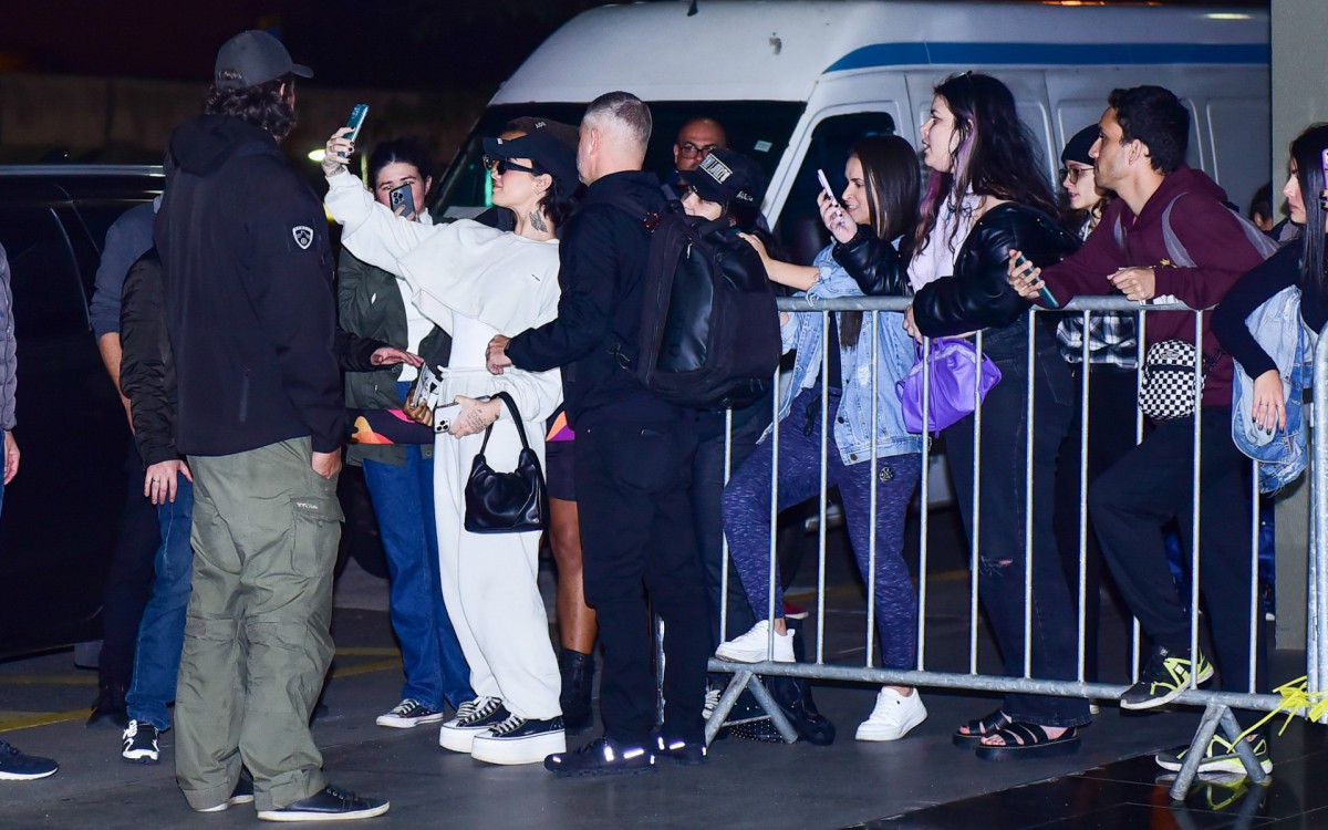 Demi Lovato embarca no aeroporto do Gale&atilde;o, na Ilha do Governador