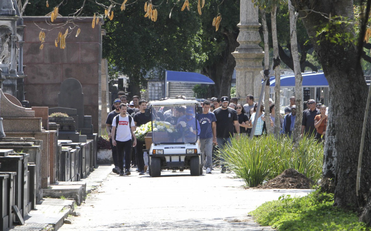 Enterro do técnico de farmácia Daniel dos Santos Campelo do Nascimento, nesta terça-feira (06)