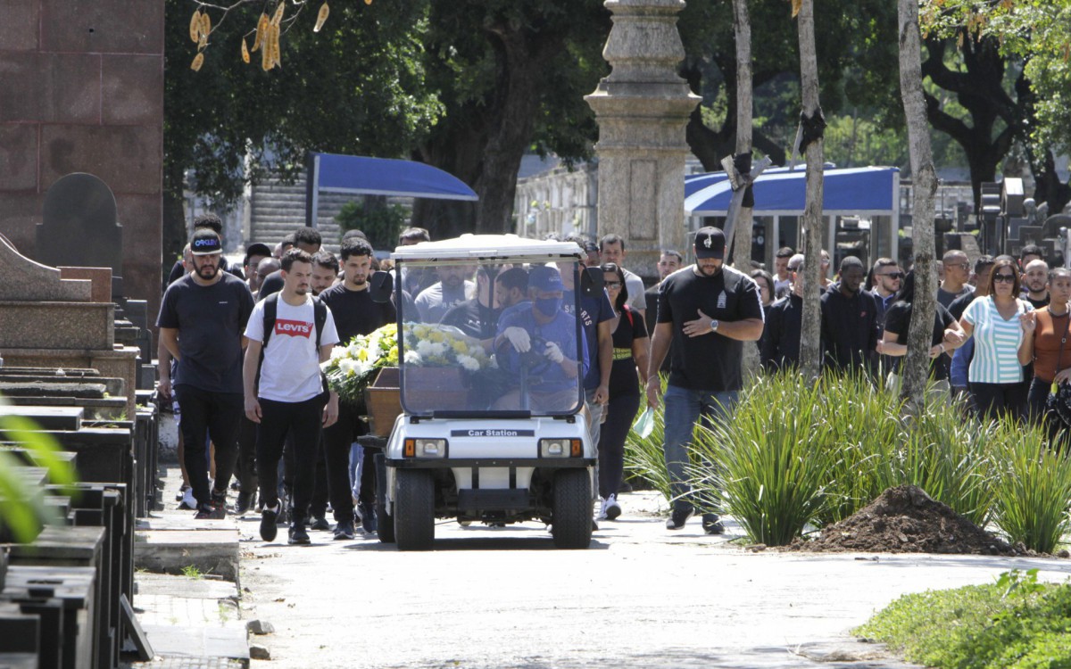 Enterro do técnico de farmácia Daniel dos Santos Campelo do Nascimento, no Cemitério do Caju, nesta terça-feira (06)