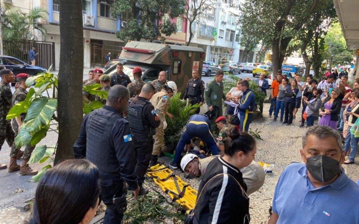Os três paraquedistas caíram durante a tarde. Eles carregavam uma bandeira preta com brasão do exército e paraquedas nas cores do Brasil - Rede Social
