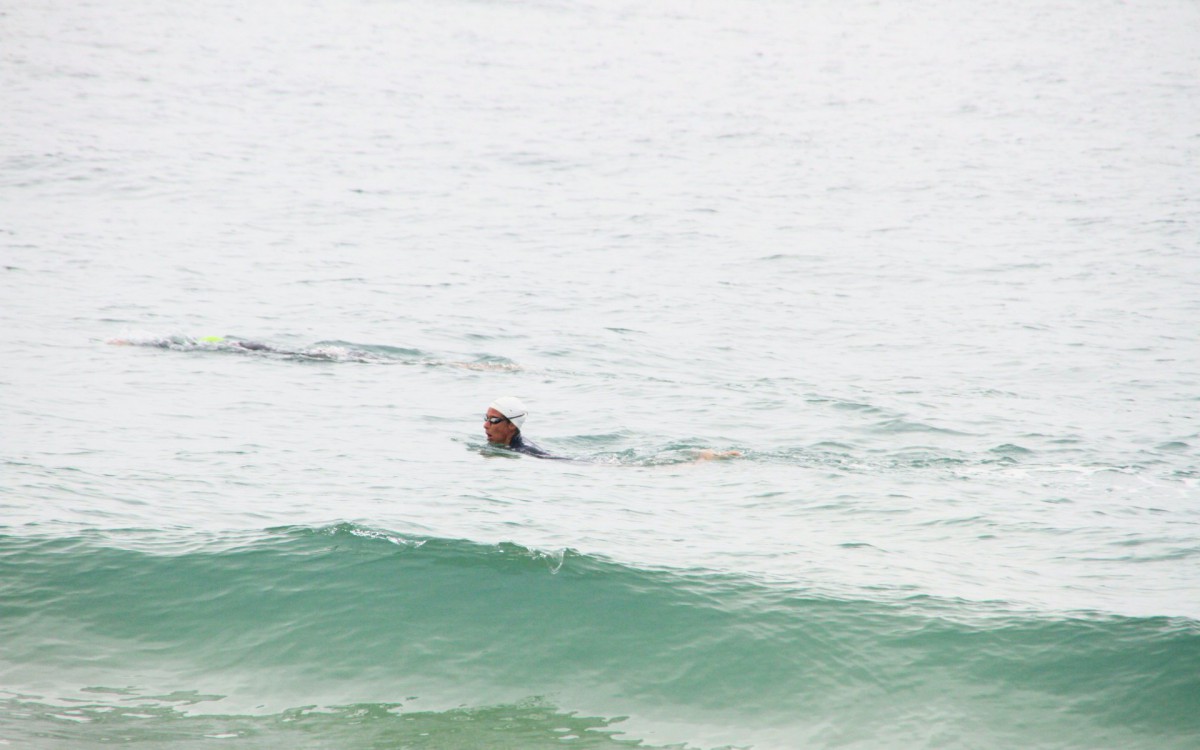 Andrea Beltr&atilde;o nada no mar de Copacabana
