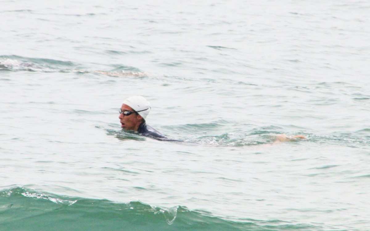 Andrea Beltrão nada no mar de Copacabana - Dan Delmiro / Agnews