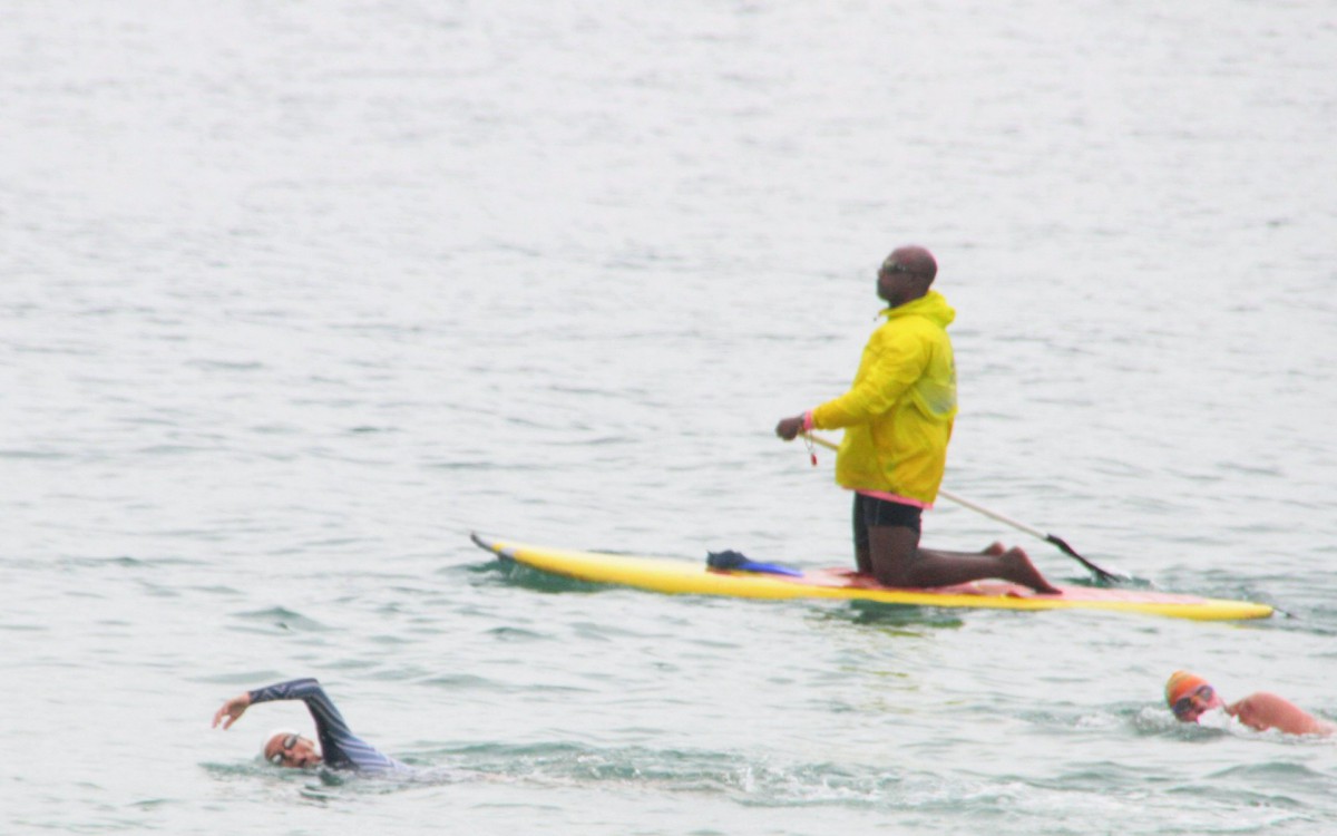 Andrea Beltr&atilde;o nada no mar de Copacabana