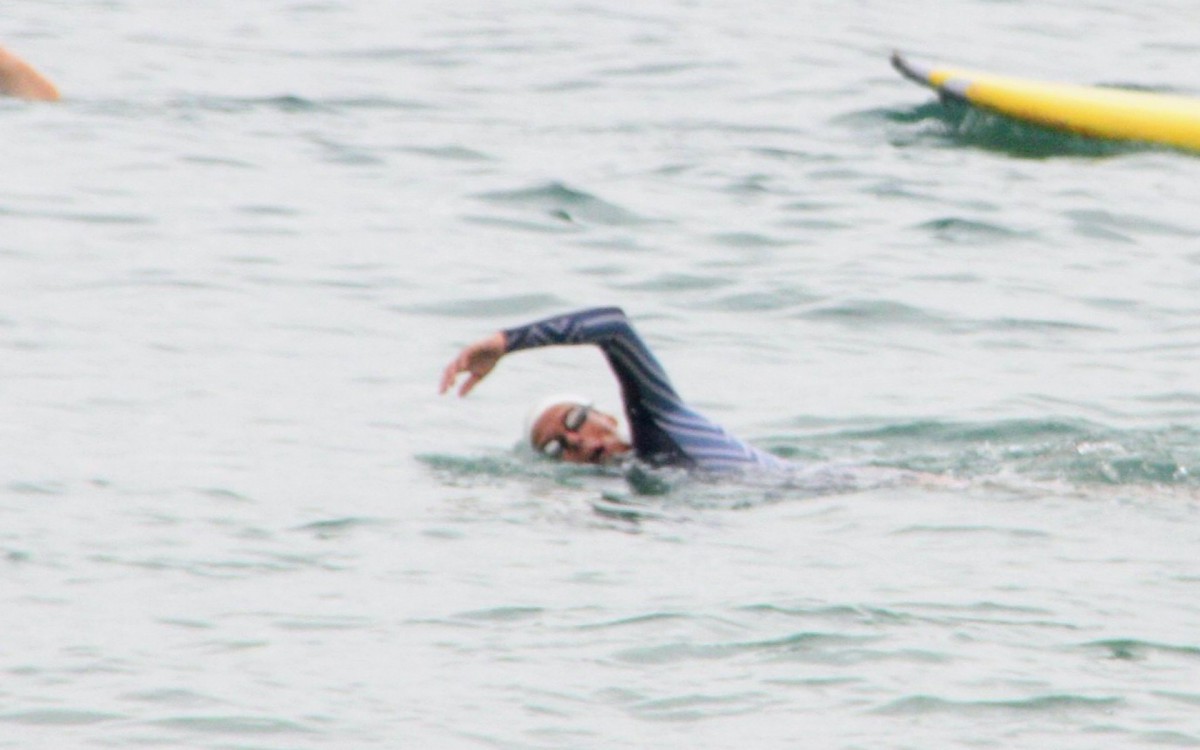 Andrea Beltr&atilde;o nada no mar de Copacabana