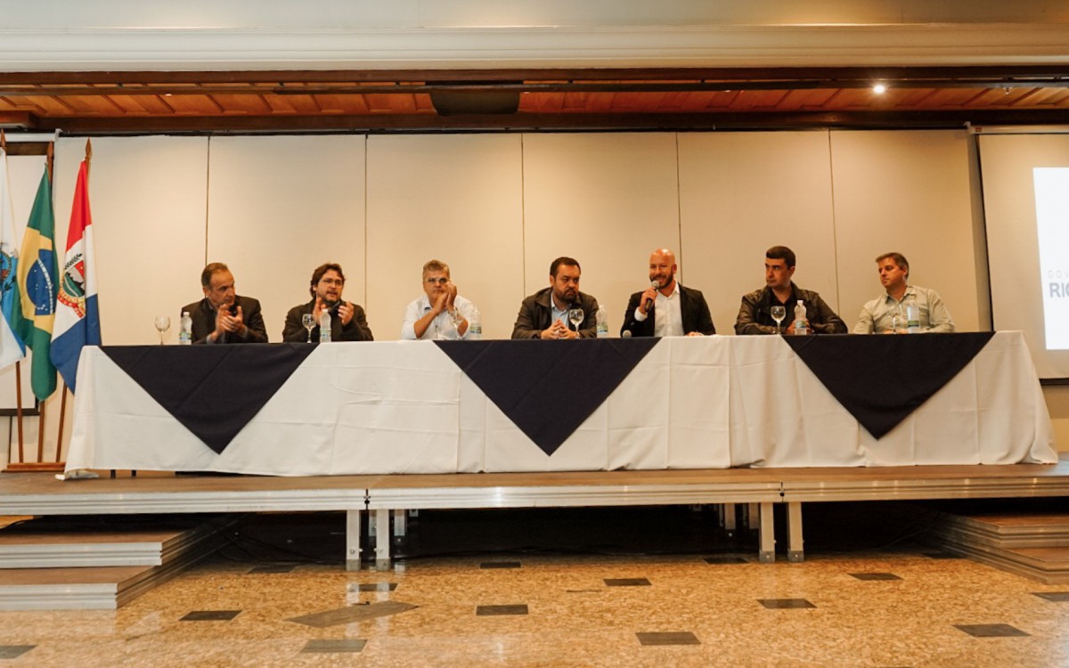 Recepcionando Claudio Castro, o deputado Federal Hugo Leal, o vice-prefeito de Teres&oacute;polis dr. Ari, o prefeito de Duque de Caxias e candidato a vice-governador Washington Reis, o prefeito Vinicius Claussen, o vereador Leonardo Vasconcelos e o presidente da Fecom&eacute;rcio Ygor Stein
