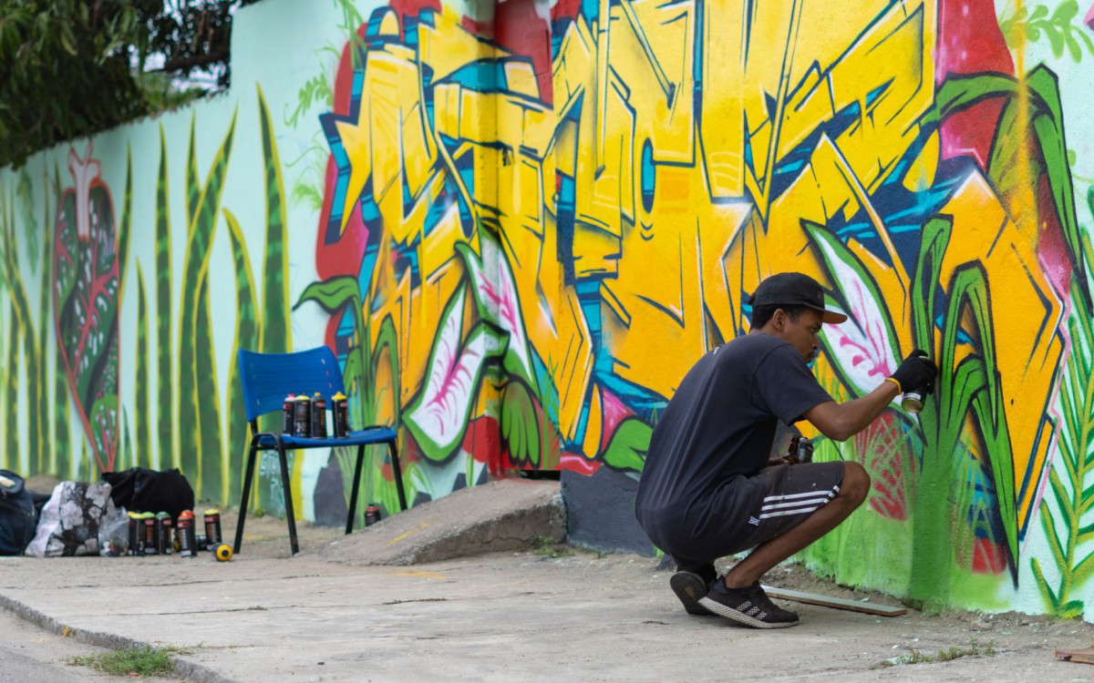 Supershok, de Belford Roxo, um dos integrantes do grupo formado por treze artistas, no projeto "Ruas e Ruelas" 