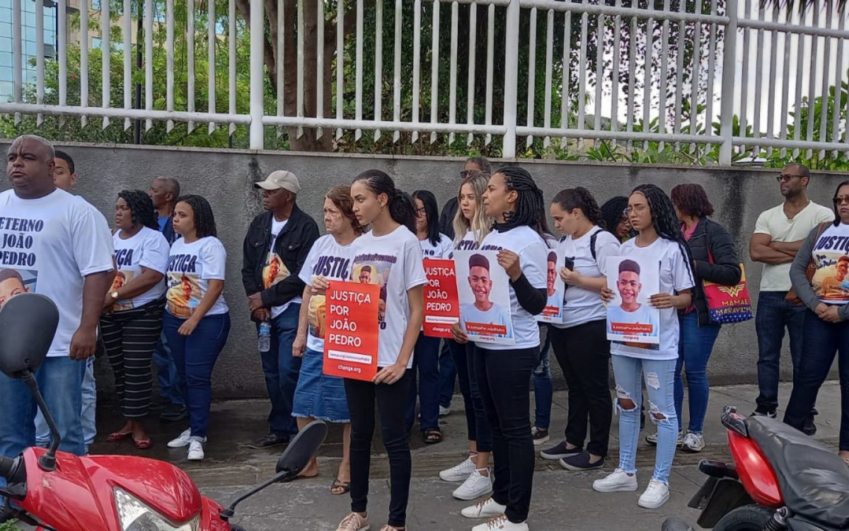 Parentes e amigos realizam manifesta&ccedil;&atilde;o na frente do F&oacute;rum antes de audi&ecirc;ncia