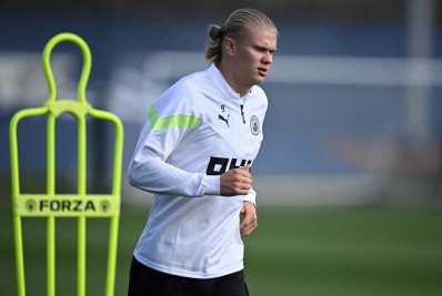 Pai de Haaland diz que concorrência com Benzema fez o filho dizer não ao Real