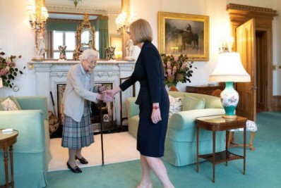 Liz Truss assume como primeira-ministra do Reino Unido após reunião com a Rainha Elizabeth II