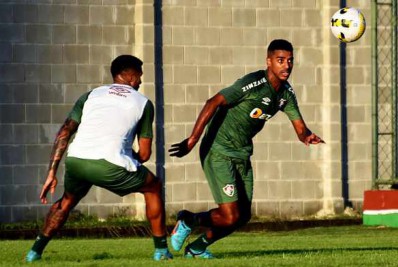 Alan faz primeiro treino integral com o elenco e se aproxima de reestreia pelo Fluminense