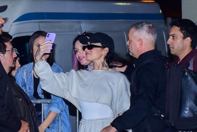 Simpática, Demi Lovato posa com fãs em aeroporto do Rio
