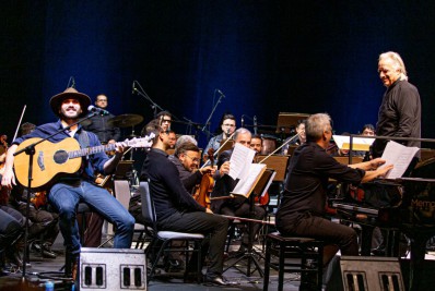 Gabriel Sater, de 'Pantanal', se apresenta com o maestro João Carlos Martins