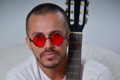 Show gratuito de samba agita o happy hour no Caxias Shopping