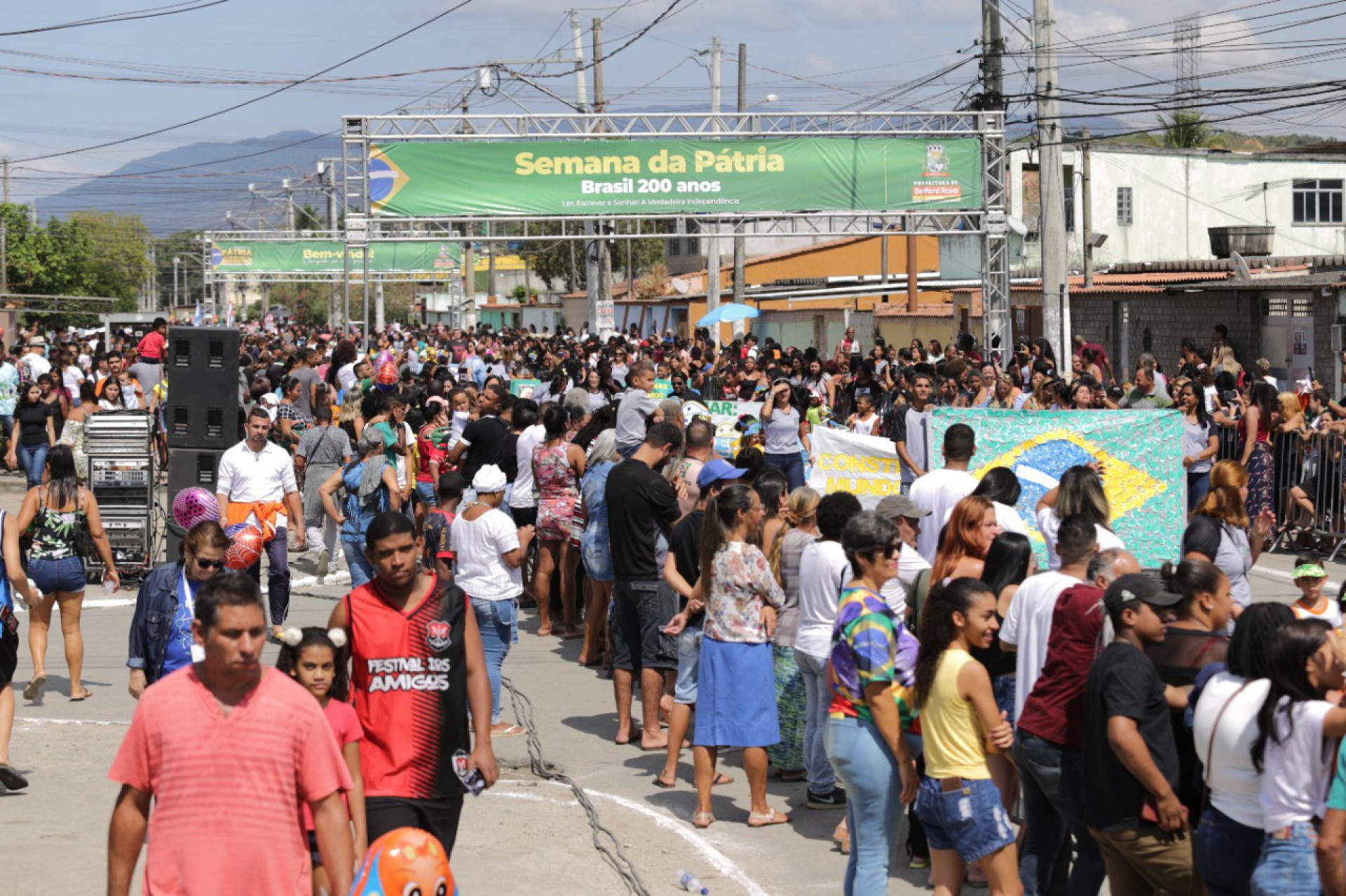 O desfile c&iacute;vico das escolas atraiu grande presen&ccedil;a de p&uacute;blico no bairro Sargento Roncalli - Rafael Barreto / PMBR