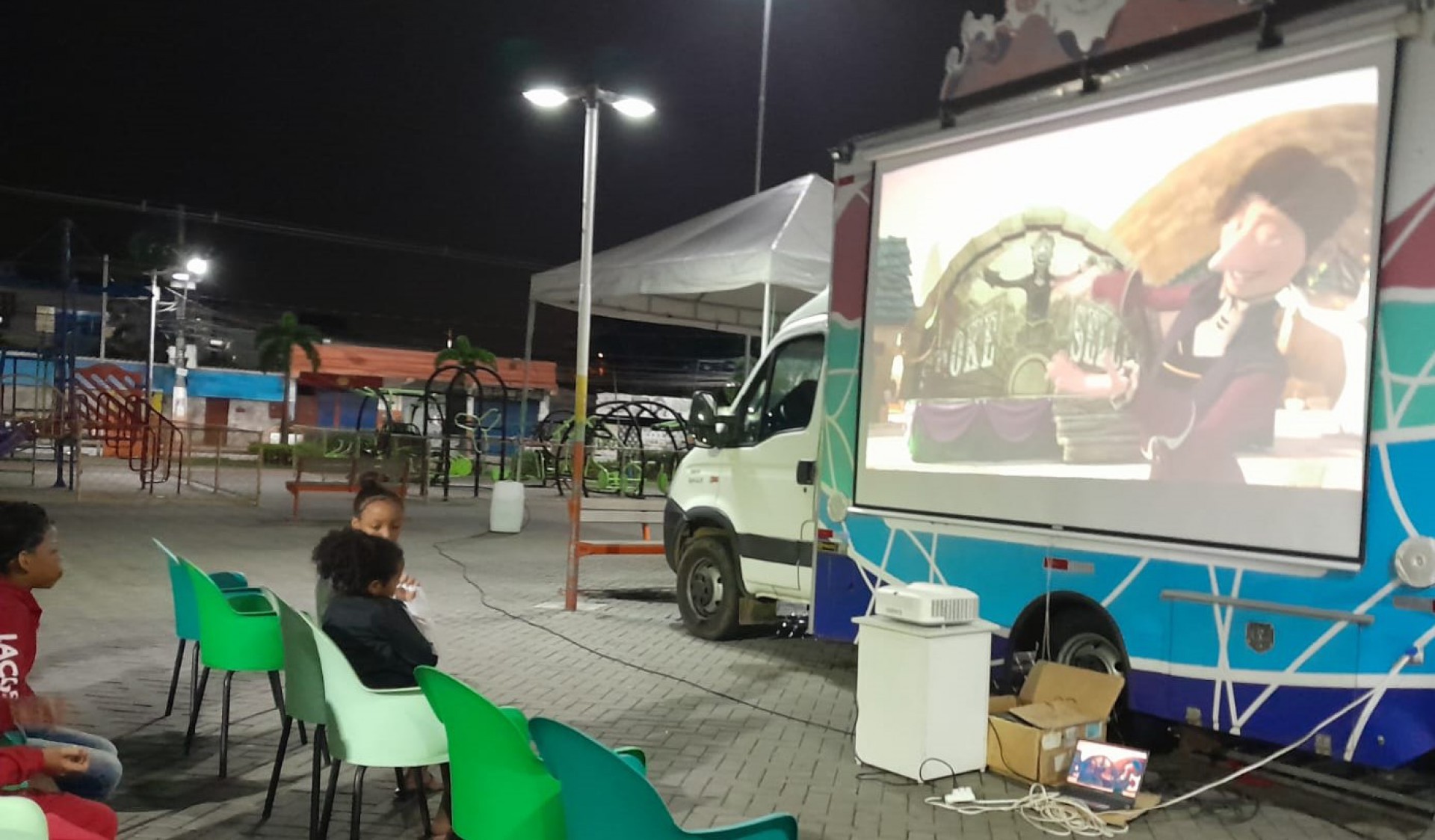 Moradores de Belford Roxo conferiram a exposi&ccedil;&atilde;o art&iacute;stica e itinerante "Olho D&rsquo;&Aacute;gua &ndash; Artes L&iacute;quidas e &Aacute;guas Visuais" - Divulga&ccedil;&atilde;o