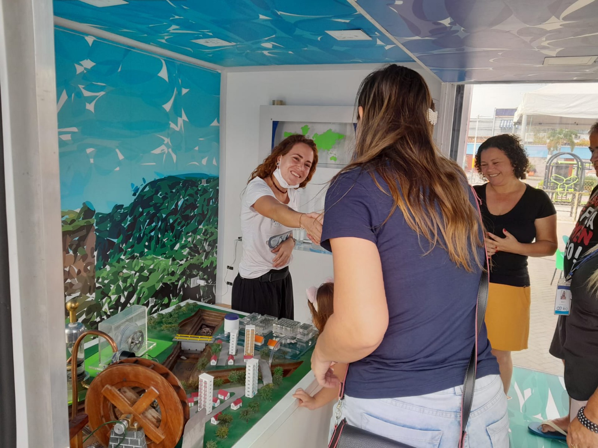 Al&eacute;m da exibi&ccedil;&atilde;o de filmes com tem&aacute;ticas ambientais, o projeto contou ainda com v&iacute;deos de realidade virtual, visualizados a partir de &oacute;culos 3D - Divulga&ccedil;&atilde;o