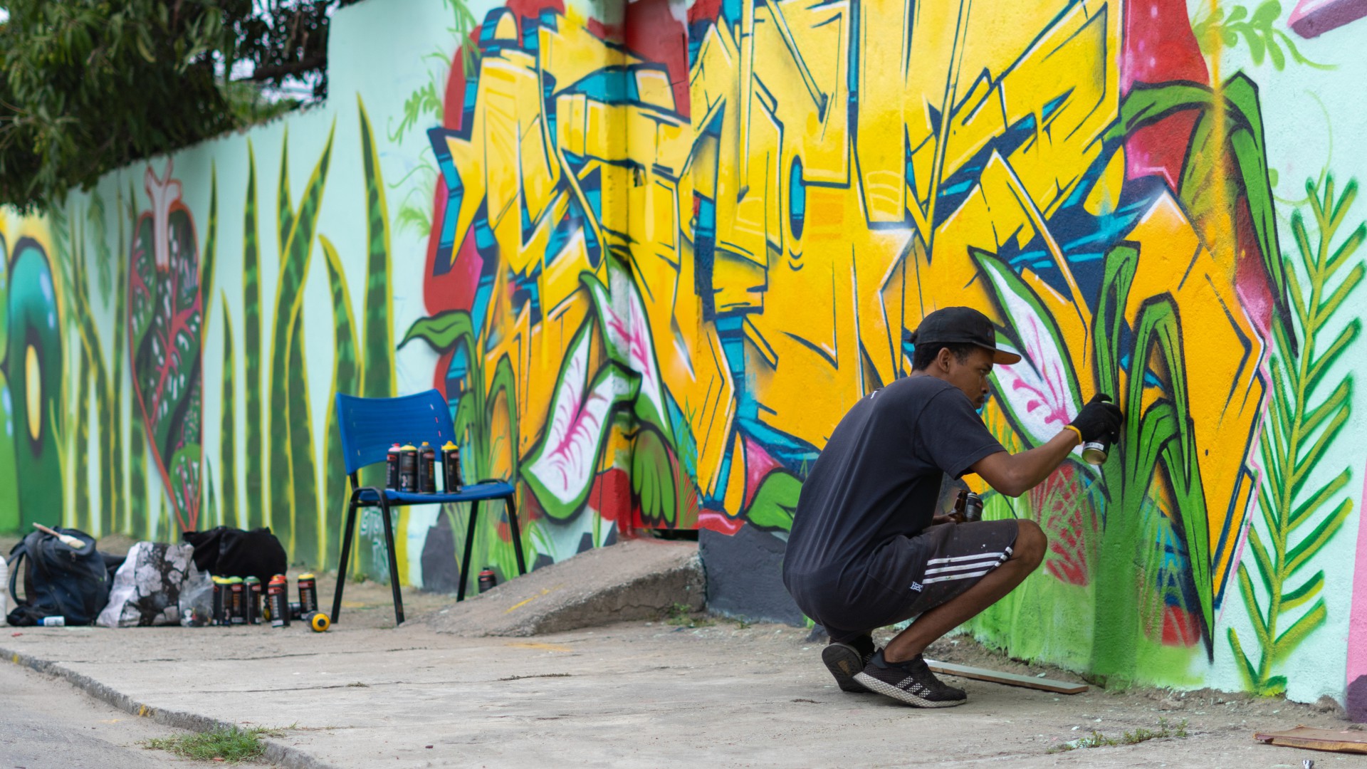 Supershok, de Belford Roxo, um dos integrantes do grupo formado por treze artistas, no projeto "Ruas e Ruelas"  - Divulga&ccedil;&atilde;o