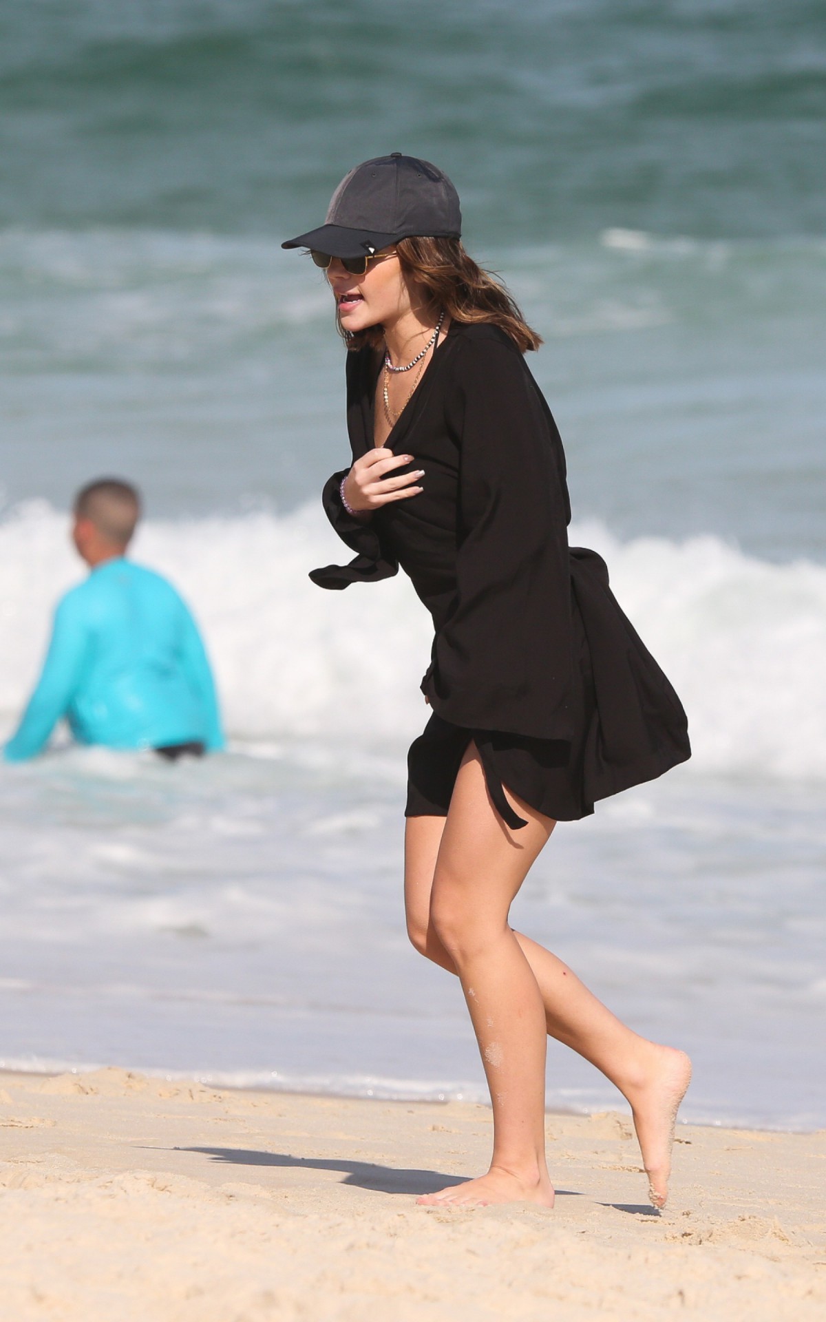 Jade Picon curtiu tarde na praia da Barra da Tijuca 